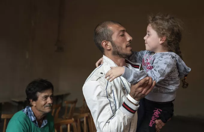 Βίντεο - Συρία: Πατέρας μαθαίνει στην κόρη του να γελά με τις βόμβες που πέφτουν 