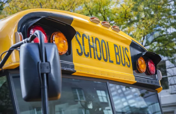 ΗΠΑ: Τρομακτικό τροχαίο με σχολικό λεωφορείο – Στην οροφή εκτοξεύθηκαν οι μαθητές (vid)