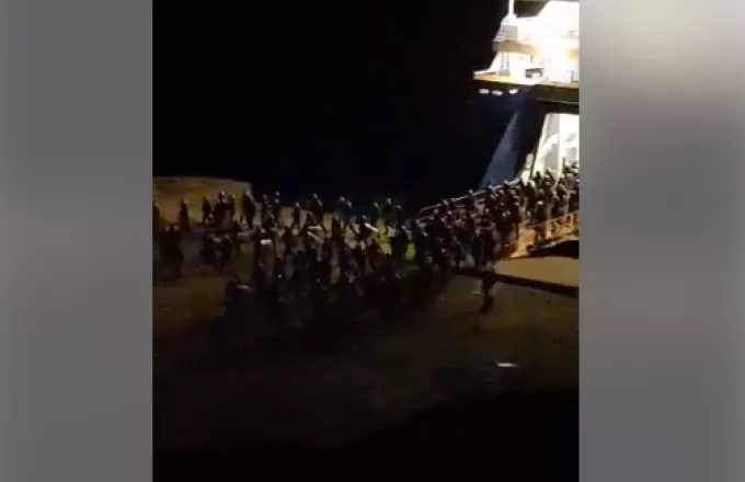 Χίος: Η στιγμή της «απόβασης» διμοιριών ΜΑΤ και αστυνομικών στο λιμάνι  (VIDEO)
