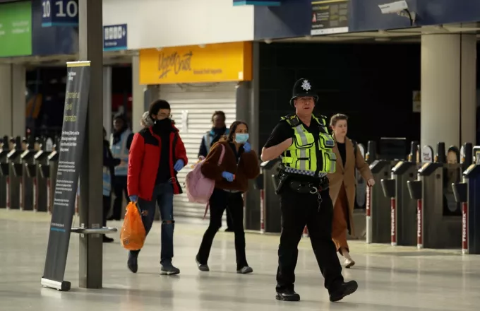 Πρώτη μέρα απαγόρευσης μετακινήσεων στο Λονδίνο με συνωστισμό στα τρένα