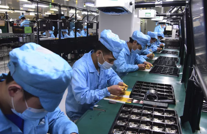 Κίνα: Ανοίγουν ξανά τα εργοστάσια μόνο και μόνο για να απολύσουν τους εργάτες