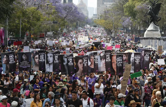 Μεξικό: Ναζιστικοί χαιρετισμοί, μολότοφ και δεκάδες τραυματίες σε πορεία για την Ημέρα της Γυναίκας