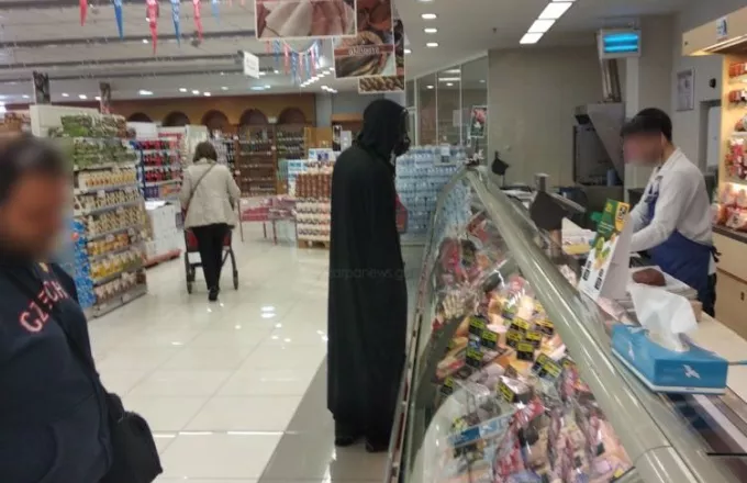 Κρήτη: Ντύθηκε Darth Vader λόγω κορωνοϊού και ψώνισε αλλαντικά σε σούπερ μάρκετ 