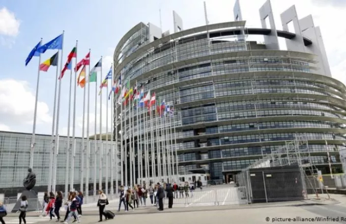 Αντιμέτωπη με την ύφεση, η Ευρωζώνη εκλέγει τον επικεφαλής της