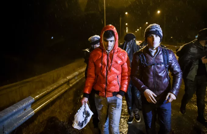 Έβρος: Δύσκολη η νύχτα στις Καστανιές- Χιλιάδες μετανάστες στα ελληνοτουρκικά σύνορα (vid)