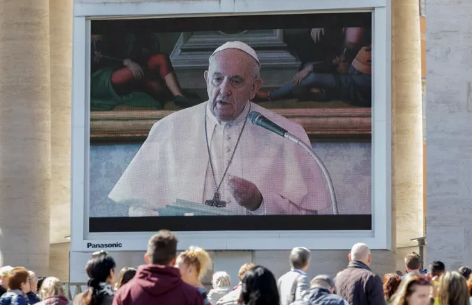 O πάπας Φραγκίσκος στέλνει τη στοργή του στους πιστούς από την τηλεόραση