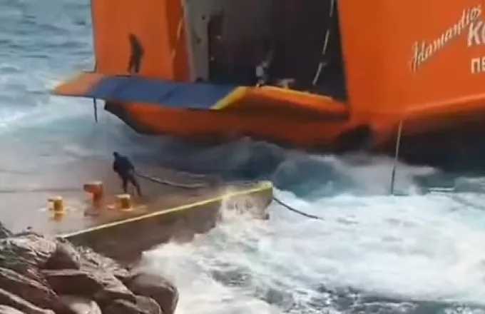 Σίκινος: Πλοίο παλεύει με τον άνεμο και τα κύματα για να δέσει (video)