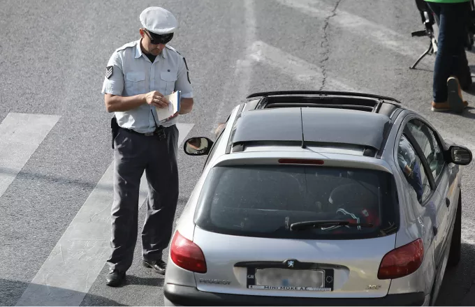 Αστυνομικός κόβει κλήση σε οδηγό 
