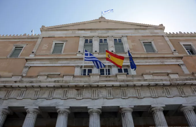 Η ισπανική σημαία κυματίζει στην ελληνική Βουλή