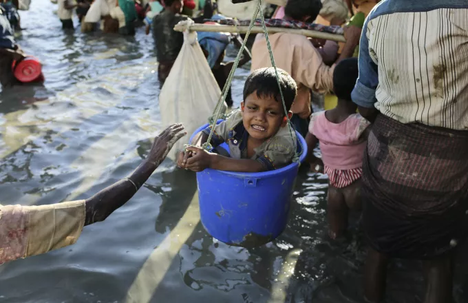 Μπανγκλαντές: Το λιμενικό διέσωσε σχεδόν 400 Ροχίνγκια που παράδερναν στη θάλασσα επί 2 μήνες 