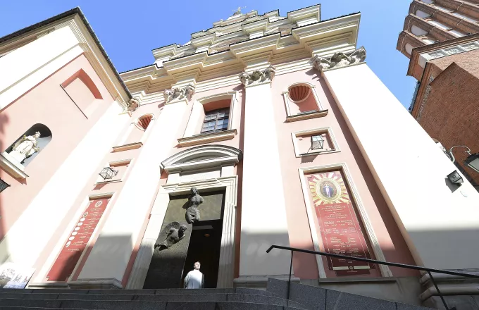 Πολωνία-Κορωνοϊός: Ιερέας εξομολογεί τους πιστούς στο πάρκινγκ της εκκλησίας