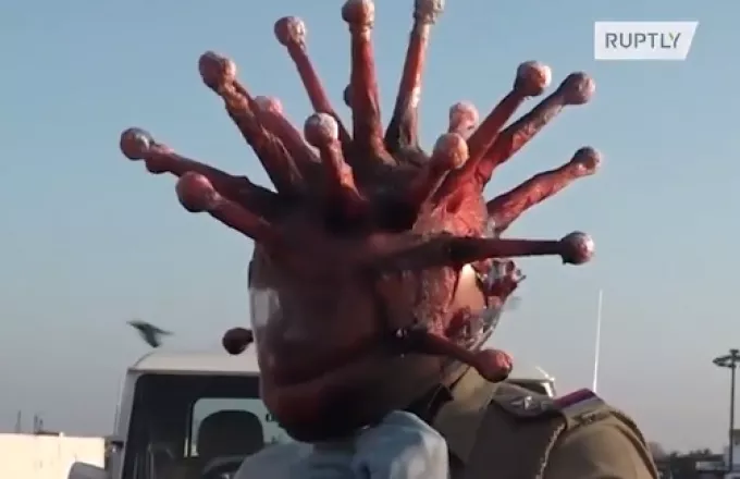 Ποιος Χρυσοχοΐδης; Αστυνομικοί στην Ινδία φόρεσαν κράνη σε σχήμα... κορωνοϊού (video)