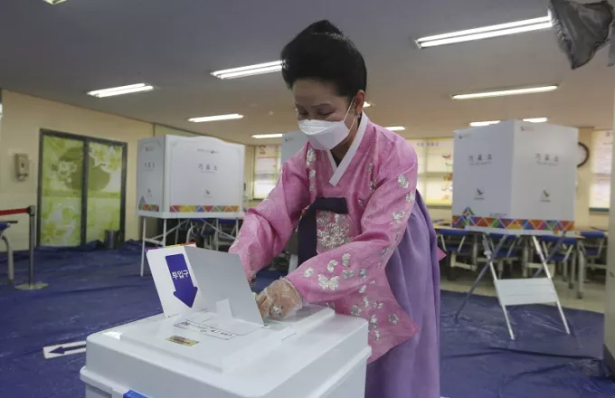 Εκλογές στη Νότια Κορέα: Πώς αποφάσισαν να στήσουν κάλπες εν μέσω κορωνοϊού (pics)