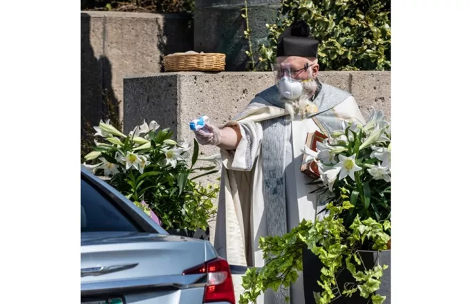 Viral: Αγιασμός με νεροπίστολο από ρωμαιοκαθολικό ιερέα (φωτο)