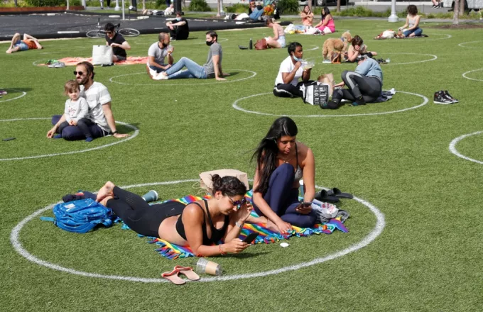 Νέα Υόρκη: Γιατί το Domino Park γέμισε λευκούς κύκλους (pics)