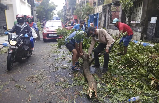 Μεγάλες καταστροφές και δεκάδες θύματα άφησε πίσω του ο κυκλώνας Αμφάν στην Ινδία