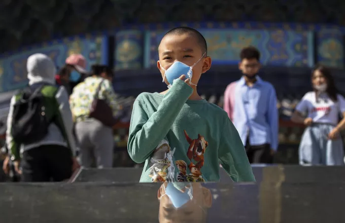 Κορωνοϊός: Με βραχιολάκια που μετρούν τη θερμοκρασία οι μαθητές στο Πεκίνο