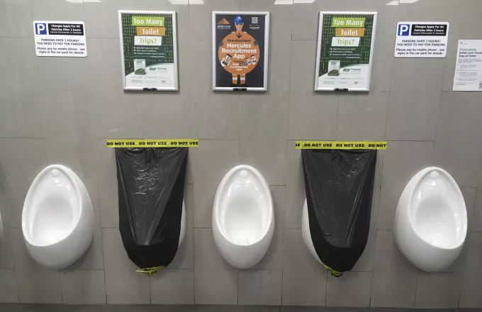 Κορωνοϊός-Τζακάρτα: Αγγαρεία σε τουαλέτες για όσους παραβιάζουν τα μέτρα περιορισμού