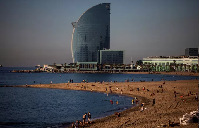 Ήλιος, θάλασσα, αλλά όχι τσιγάρο στην Ισπανία: Η Βαρκελώνη απαγορεύει το κάπνισμα στις παραλίες της