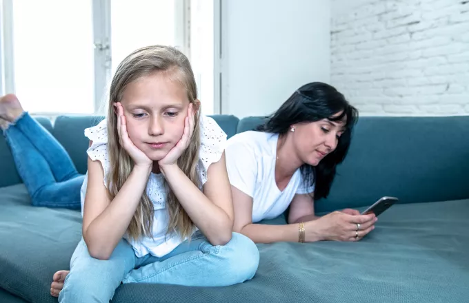 Γονείς, παιδιά, κινητό: Επικίνδυνη «τριγωνική» σχέση