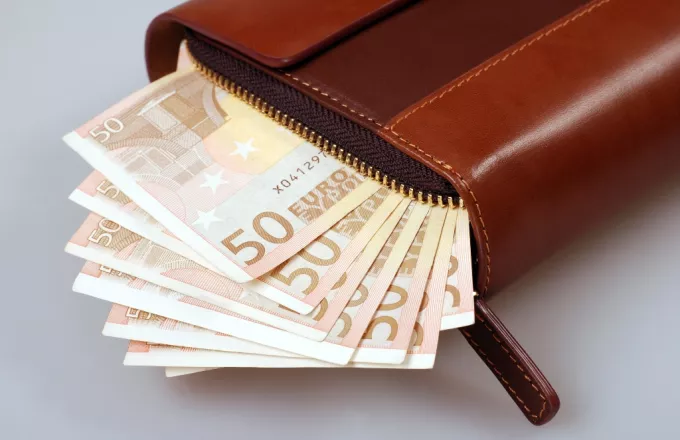 Αγρίνιο: Αστυνομικός παρέδωσε πορτοφόλι με 5.000 ευρώ