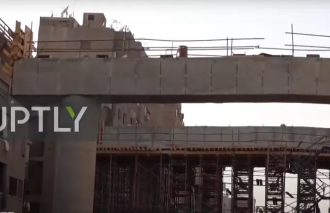 Αίγυπτος: Μπαλκόνι με θέα... μια γέφυρα - Χτίζεται σε απόσταση αναπνοής από τα σπίτια (vid)