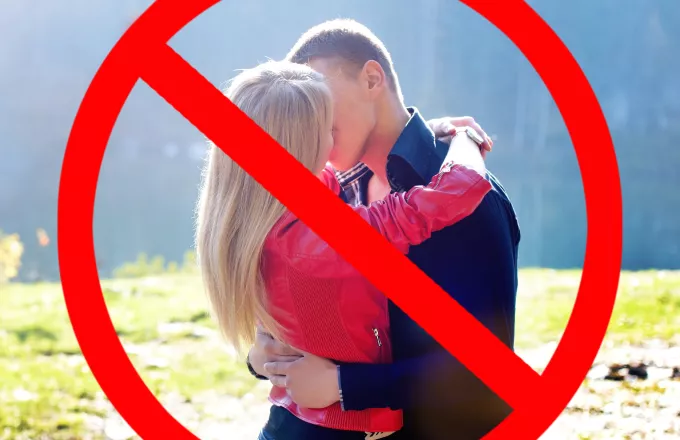 Περνάει κρίση το φιλί λόγω κορωνοϊού; Απαγορεύoνται στην Αυστρία