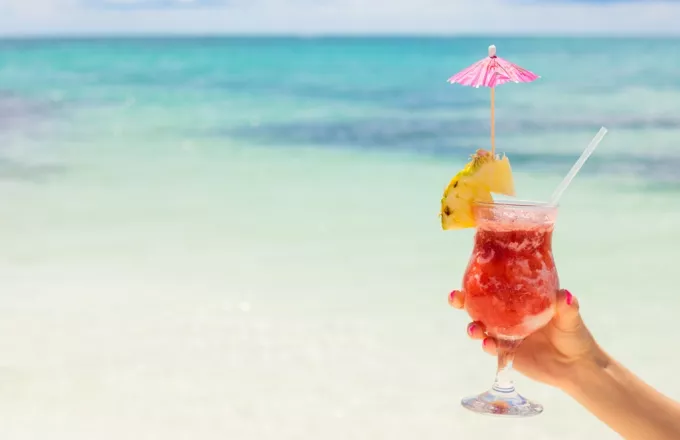 Γιατί απαγορεύθηκαν αλκοόλ και μουσική στις παραλίες: Η απάντηση Χαρδαλιά