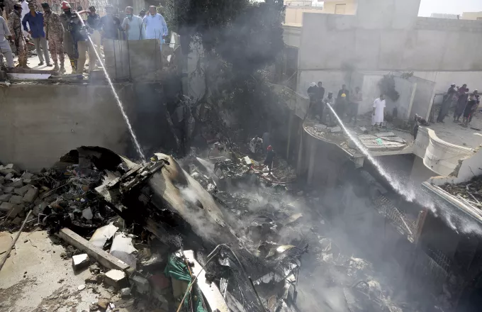 Πακιστάν : Toυλάχιστον 2 επιζήσαντες από τη συντριβή του Airbus - 9 παιδιά στη μοιραία πτήση