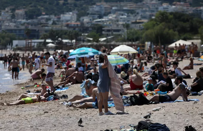 Μένουμε παραλία: Οι πολίτες άφησαν το σπίτι και εξόρμησαν στις παραλίες (pics - vid)