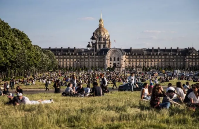 Παρίσι: «Ελεύθεροι» στα πάρκα οι κάτοικοι για πρώτη φορά μετά από 11 εβδομάδες καραντίνας