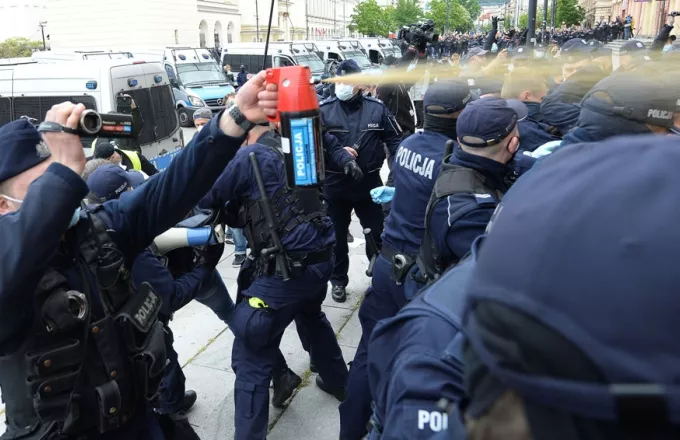 Πολωνία: Δακρυγόνα και συγκρούσεις σε διαδήλωση για τη λήξη του lockdown (pics)