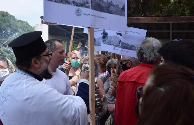 Ένταση στον Προφήτη Ηλία Ηλιούπολης – Διαδηλωτές συνεπλάκησαν με πιστούς