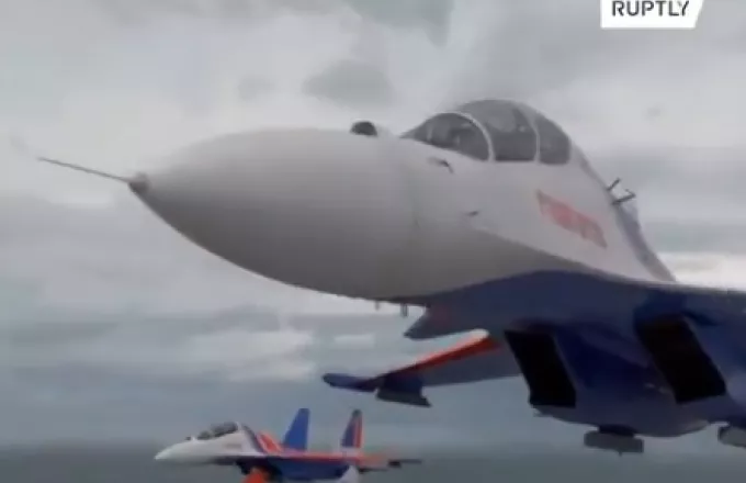 Mόσχα: Η επιβλητική επίδειξη της ρωσικής αεροπορίας στην Ημέρα της Νίκης (video)