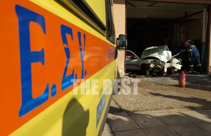 Πάτρα: Αυτοκίνητο "εισέβαλε" σε συνεργείο - Νεκρός ο οδηγός (Βίντεο)