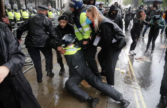 Λονδίνο: Συγκρούσεις διαδηλωτών με αστυνομικούς μετά το τέλος της αντιρατσιστικής συγκέντρωσης
