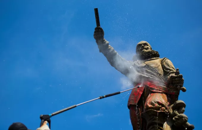 Ολλανδία: Διαδηλωτές προκάλεσαν φθορές σε άγαλμα αποικιοκράτη αξιωματικού