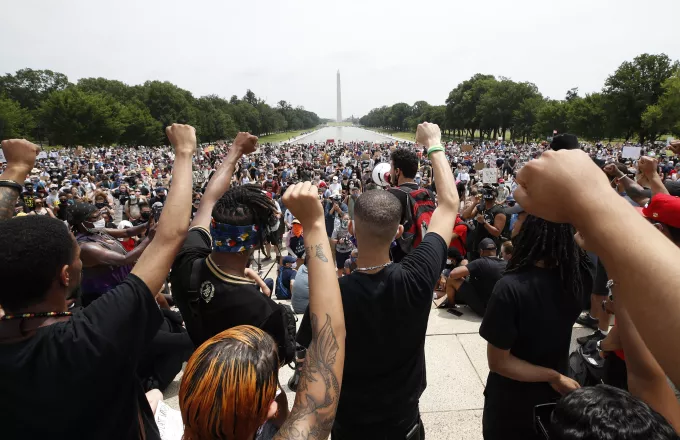 Ουάσινγκτον: Χιλιάδες διαδηλωτές σε αντιρατσιστικές κινητοποιήσεις για την δολοφονία Φλόιντ (vid)