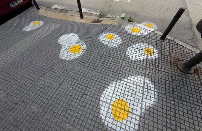 Θεσσαλονίκη: Οι δρόμοι γέμισαν με «τηγανητά» αβγά για σοβαρό λόγο (φωτό)