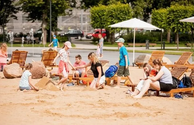 Λιθουανία: Η κεντρική πλατεία του Βίλνιους μετατράπηκε σε παραλία 
