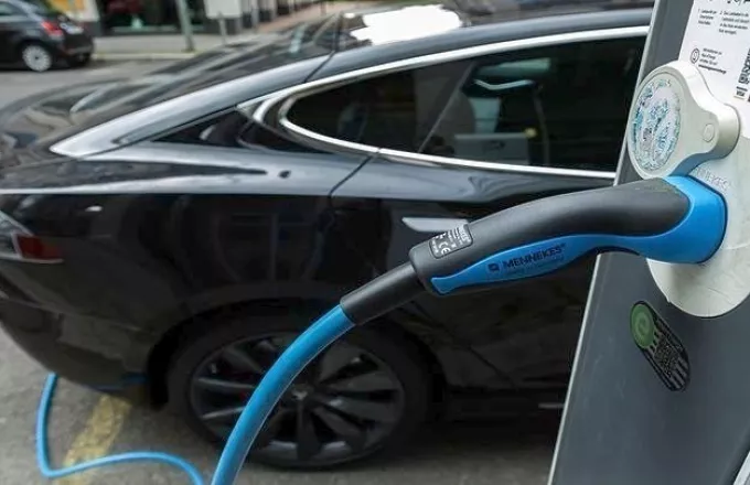 Σκρέκας: Ηλεκτρικό ή υβριδικό ένα στα δέκα καινούργια αυτοκίνητα το 2021