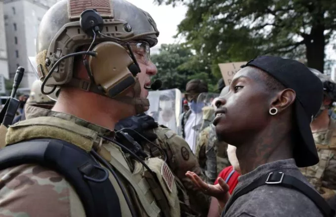 ΗΠΑ: Οπλισμένοι διαδηλωτές, κυρίως Αφροαμερικανοί, έκαναν πορεία σε πάρκο της Τζόρτζια 