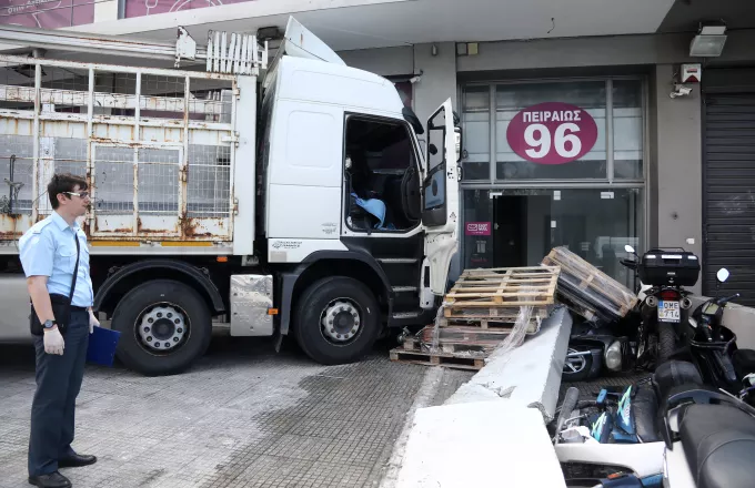 Φορτηγό εξετράπη της πορείας του στην Πειραιώς μπήκε σε μαγαζί (vid)