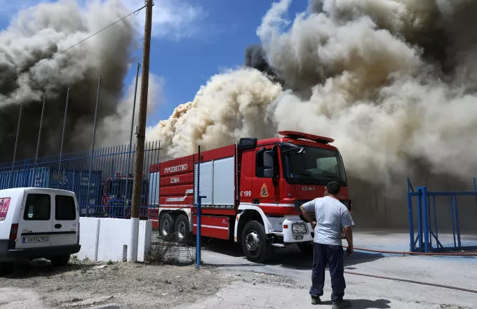 Φωτιά σε εργοστάσιο στον Ασπρόπυργο (pics)