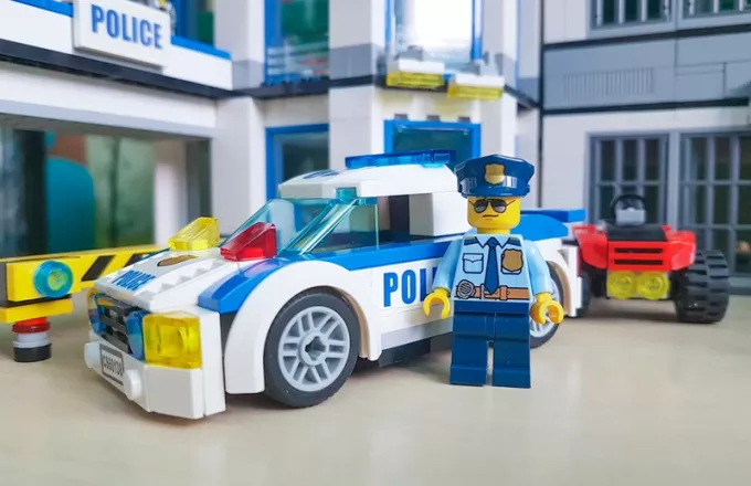 Η LEGO ζήτησε να σταματήσει η προώθηση κιτ παιχνιδιών με αστυνόμους