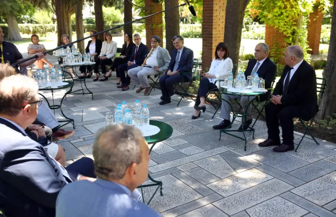 Οι λοιμωξιολόγοι στον προεδρικό Κήπο - Τι είπε η Σακελλαροπούλου για τον Τσιόδρα (pics)