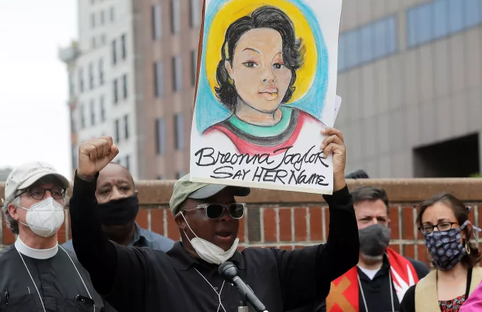 ΗΠΑ: Απόλυση αστυνομικού για τη δολοφονία της Αφροαμερικανίδας Μπριόνα Τέιλορ
