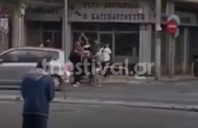 Βίντεο από επίθεση σε άνδρα στη Θεσσαλονίκη - Τον χτυπούν με ραβδιά στο δρόμο