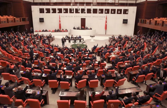 Τουρκία: Καθαίρεσαν βουλευτές αντιπολίτευσης - Καταγγελίες για κοινοβουλευτικό πραξικόπημα