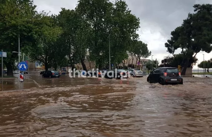 «Άνοιξαν οι ουρανοί στη Θεσσαλονίκη»: Πλημμυρισμένοι δρόμοι και υπόγεια από την βροχή (vid)